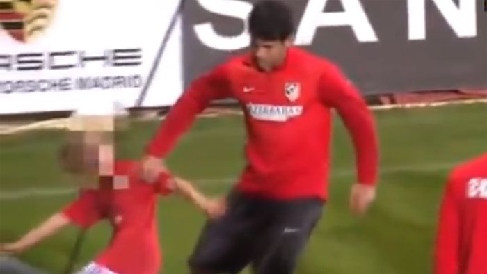 VIDEO - Agresat gratuit de golgheterul Spaniei! Reacția puștiului l-a lăsat fără cuvinte pe fotbalist