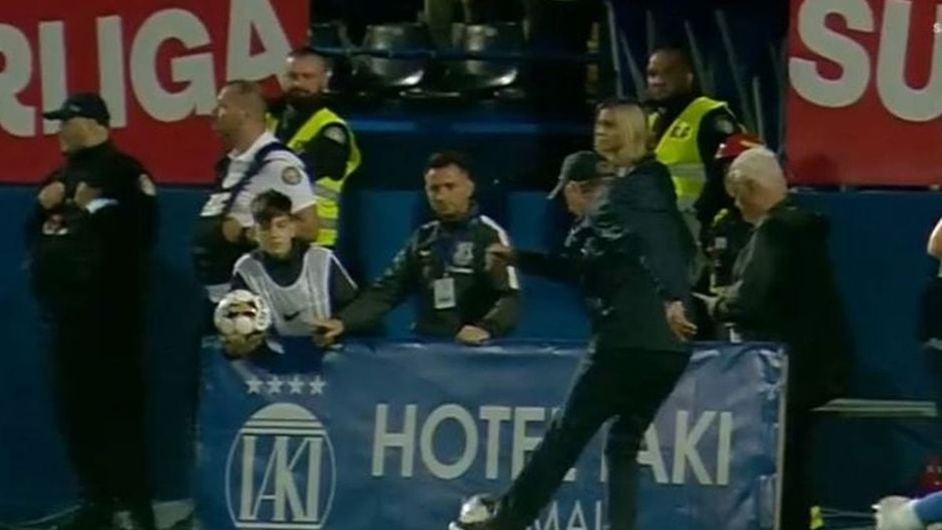 Gestul incredibil al lui Gică Hagi, care l-a șocat până și pe arbitrul meciului Farul - Urartu! Centralul nu a mai ținut cont că e vorba de „Rege” și l-a pedepsit imediat