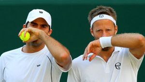 Perechea Tecău/Lindstedt,** eliminată în turul doi la Paris