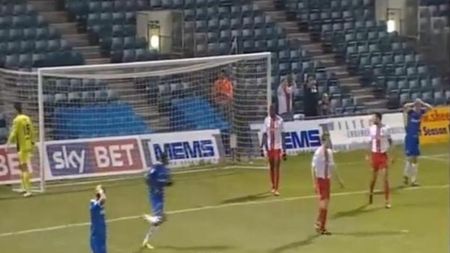 VIDEO A tras peste stadion de pe linia porții! "Ceilalți băieți au vrut să-i aplice o corecție fizică! E cea mai mare ratare din istorie!