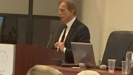 FOTO EXCLUSIV | Profesorul Daum le-a vorbit studenților de la FSPAC Cluj despre motivație și gândire strategică, dar li s-a plâns și de antiperformanțele de la juniori: "Am pierdut cu Liechtenstein! Știați că în Liechtenstein se joacă fotbal?"