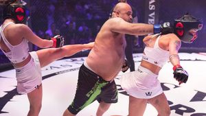 Transformarea suferită de fețele celor două femei, după bătaia încasată în ring de la bărbatul de peste 120 de kilograme! Cum arată cele două tinere, după pumnii primiți: „A dat cu ură, nu știu câte rezistau”. GALERIE FOTO