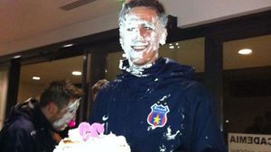 FOTO** Atmosferă de sărbătoare în cantonamentul Stelei, Gardoș a împlinit 23 de ani! Steliștii s-au bătut cu tort :)