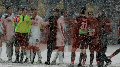 FOTO / Meciul CFR Cluj-Rapid a fost întrerupt 10 minute din cauza ninsorii abundente!**