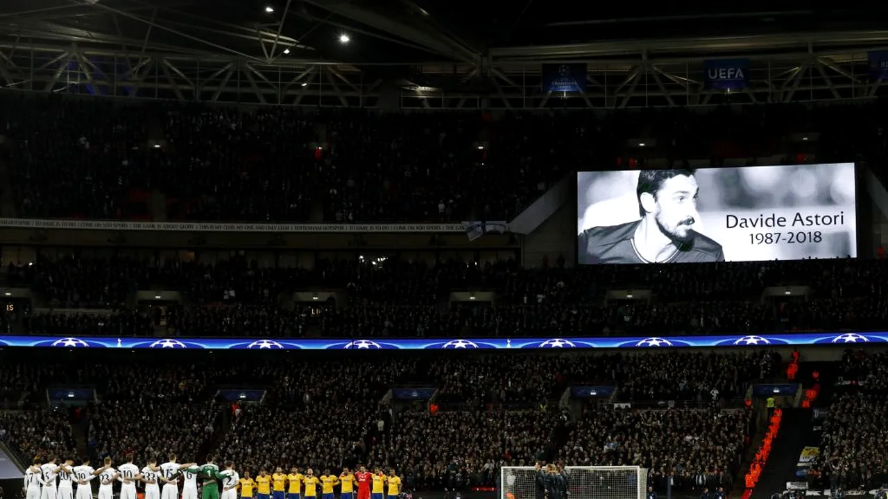 Cei 90.000 de oameni prezenți pe Wembley au amuțit când a fost afișată fotografia lui Davide Astori. FOTO | Chiellini a izbucnit în lacrimi
