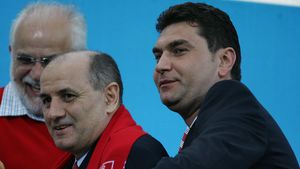 Borcea îi dă lecții lui Copos: "Dacă vinzi abonamente pentru retur cu 1000 RON o să salvezi Rapidul!"