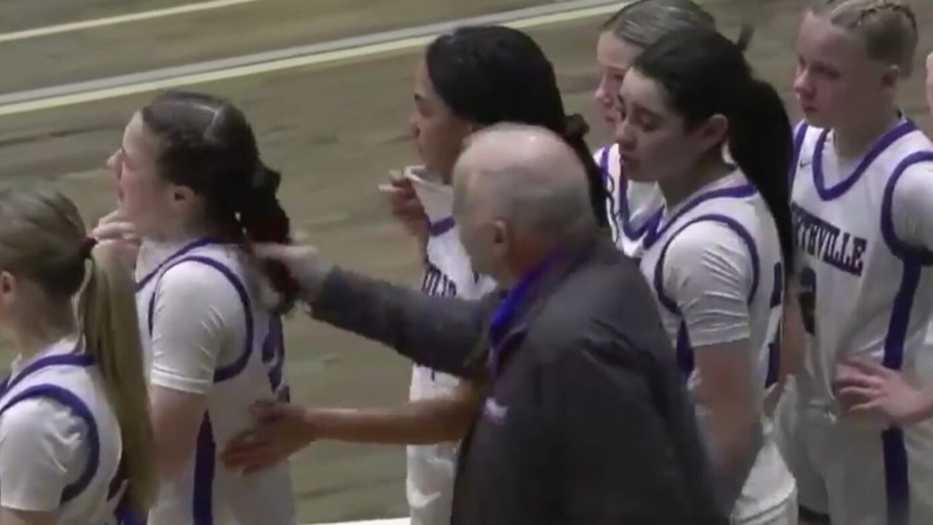 Antrenorul a tras-o de păr pe jucătoare. Decizia liceului a venit imediat