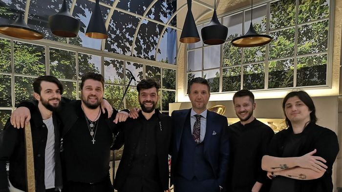 Surpriză la Dinamo. Noul crainic al „câinilor” va fi un artist cunoscut din România. A impresionat pe scenele de la Vocea României și Românii au Talent și a fost membru de brigadă în galerie. Cântărețul care îl înlocuiește pe Nicu Grameni. EXCLUSIV