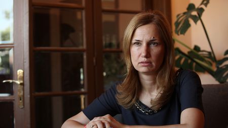 ACTE Rapid, lupte de stradă. Violeta Moraru: "Administratorul special e un escroc și un hoț, ne-a șantajat. Azuga Waters a plătit 8,4 milioane de lei la Rapid". Din 2014, necesarul clubului ar fi fost de 6,5 milioane de euro!