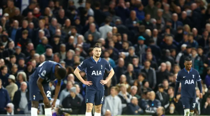 Fostul atacant din naționala Angliei nu l-a iertat pe Radu Drăgușin după prestația din Fulham - Tottenham 3-0: „Slab”