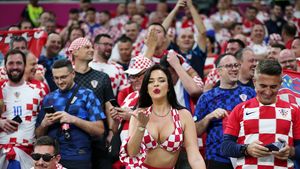 „Cea mai frumoasă femeie de la Campionatul Mondial”, ironie usturătoare pentru Japonia, după ce niponii s-au pozat cu ea pe stadion! Ce gest a făcut fana numărul 1 a Croației | VIDEO