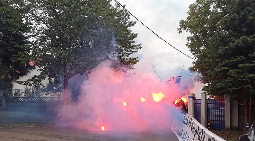 Colind incendiar! Suporterii lui Poli Iași au făcut spectacol în curtea casei președintelui Ciprian Paraschiv: „Cum să nu iubești această echipă?” | VIDEO