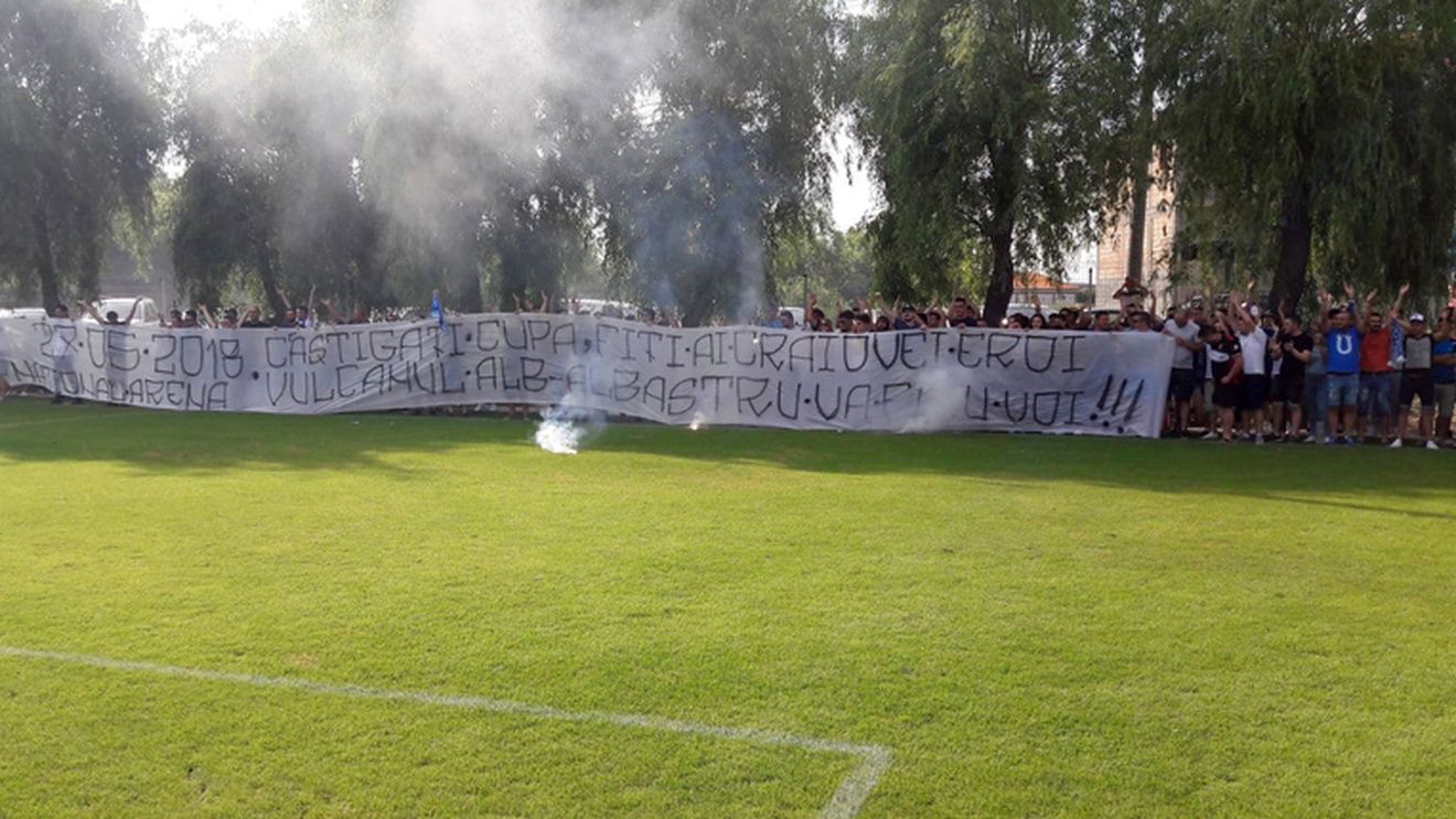 "Câștigați Cupa, fiți ai Craiovei eroi / Vulcanul alb-albastru va fi cu voi!". Jucătorii Craiovei au avut oaspeți la ultimul antrenament înainte de finala Cupei României | FOTO