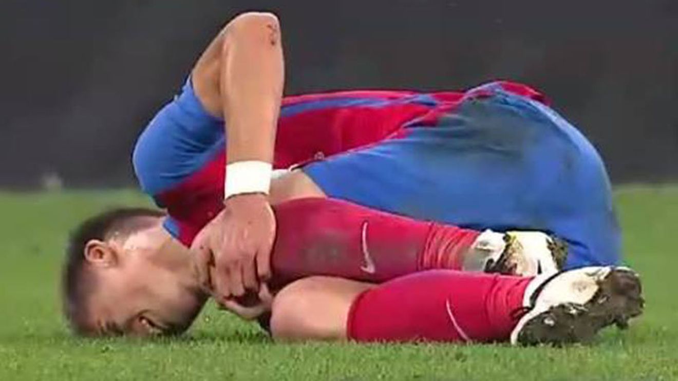 FOTO | Accidentare gravă pentru Florin Tănase în meciul cu CS U Craiova. Stelistul a avut nevoie de targă pentru a părăsi terenul. Reghecampf: "După cum spune doctorul, e destul de grav"