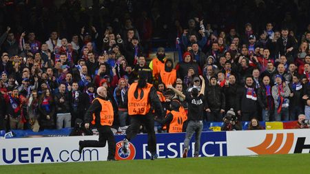 "Ne-au tratat ca pe ultimii refugiați!"** Interziși în pub-uri și dați afară de pe stadion pentru că au strigat "România!" Cum au suferit steliștii la Londra. VIDEO