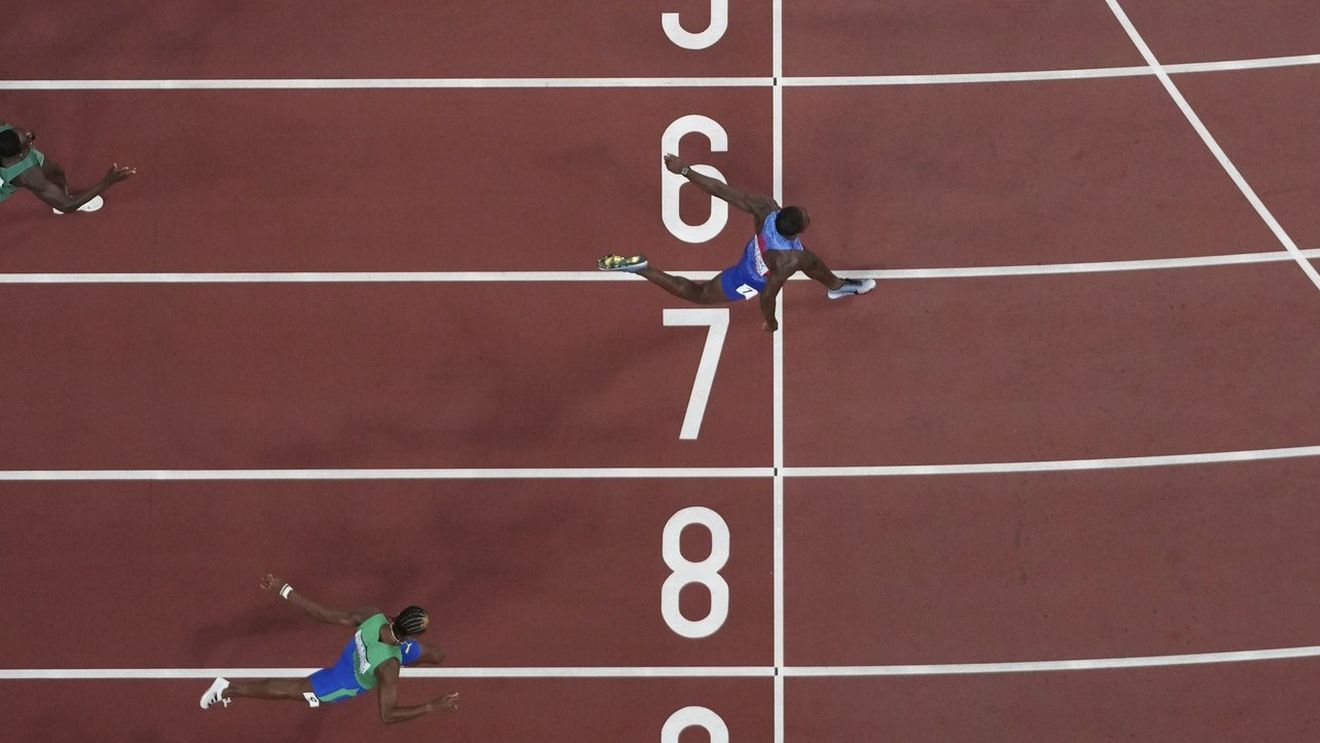 Americanul a câştigat medalia de aur la 400 de metri garduri la Mondiale, dar a fost descalificat. Ce a urmat nu s-a mai întâmplat niciodată