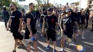 Isterie în Giulești înainte de Rapid - Petrolul! Sute de suporteri ai prahovenilor sunt escortați de Jandarmerie către stadion | FOTO