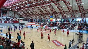 Panică în derby-ul Dinamo - Steaua, la handbal masculin. Arbitrul s-a prăbușit pe podea și medicii au intervenit de urgență | FOTO