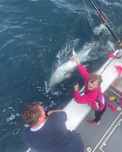 O fetiță a prins un pește care cântărește de șase ori mai mult decât ea. Tonul roșu valorează 70.000 de lire sterline