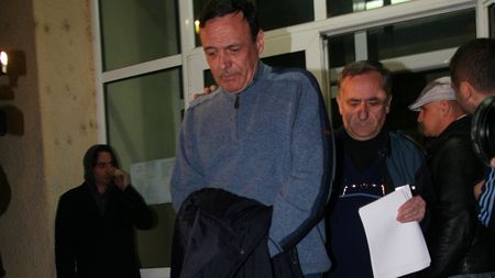 Constantin, reținut pentru 24 de ore! El și Penescu părăsesc, încătușați, sediul DNA! Procurorii au cerut reținerea lor pe 29 de zile! **