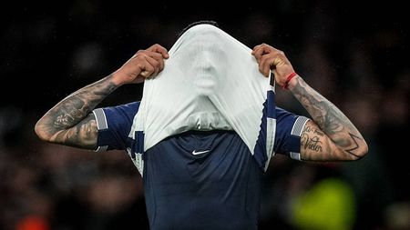 O să ajungă să-i ducă dorul lui Radu Drăguşin! Marele fundaş al lui Tottenham, de 100.000.000 de euro, s-a rupt din nou