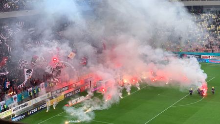 Spectacol pirotehnic ca pe vremuri în derby-ul FCSB - Rapid! Arsenalul de fumigene, torțe și petarde a întrerupt meciul de pe Arena Națională | FOTO