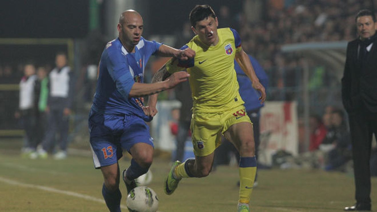 Steaua, mușcată de "câine" la Târgu Mureș: 'M-am simțit ca în Derby'** Kiriță a râs de scuza steliștilor: 'I-auzi sârba, mingi dezumflate...'
