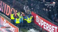 Fanii lui U Cluj vor să intre să se bată cu fotbaliștii lui CFR Cluj! Jandarmii au intervenit în forță și au folosit spray-urile cu gaze