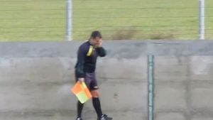VIDEO: Un tușier bulgar a sfidat limitele bunului simț. A vorbit la telefon chiar în timpul meciului