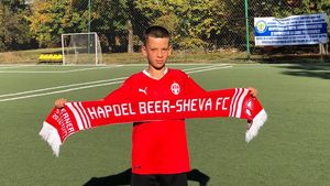 VIDEO | Interviu cu cel mai înfocat fan din România al lui Be'er Sheva. Are 11 ani și duce mai departe moștenirea tatălui său. Trăiește printre dinamoviști și nu-i dă șanse FCSB-ului