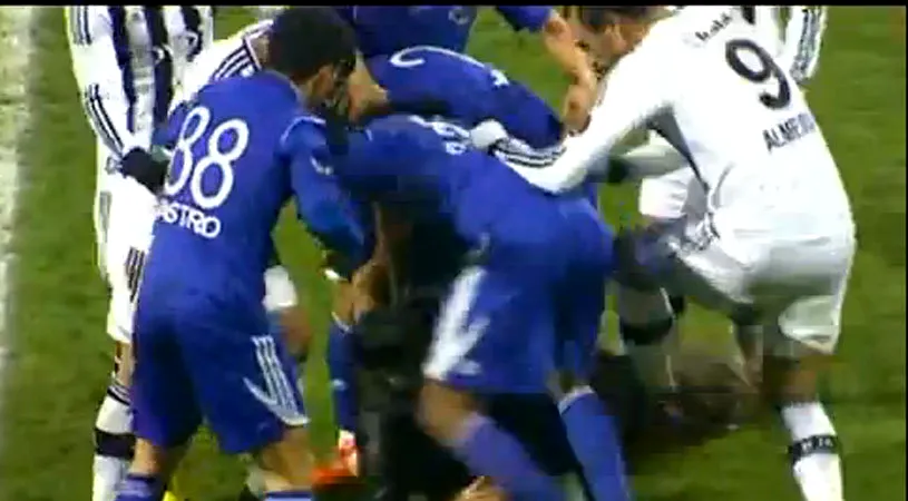 VIDEO Barbarie la derby-ul ultimei etape din Turcia! Un suporter, călcat pe cap de un fotbalist după ce a pătruns pe teren