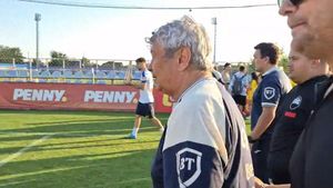 Mircea Lucescu, asaltat de suporteri pentru autografe în cantonamentul naționalei de la Mogoșoaia! Reacția fabuloasă a selecționerului