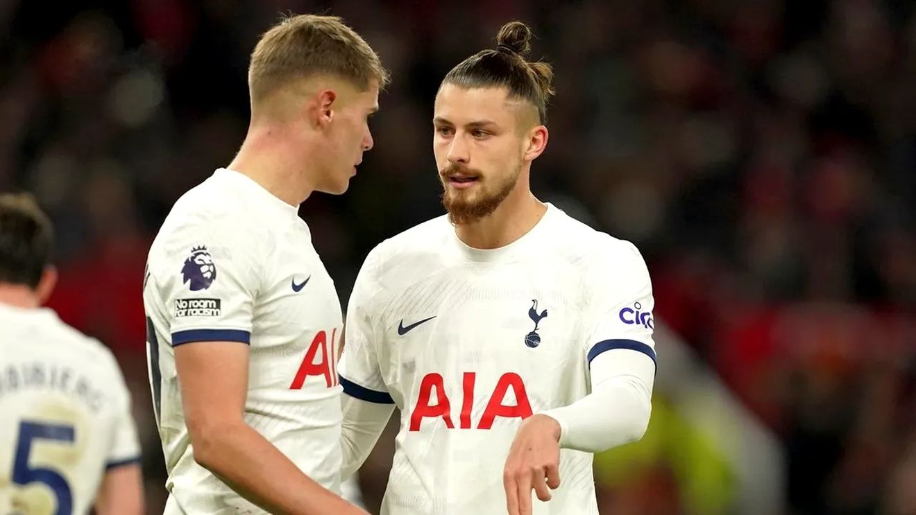 Fanii lui Tottenham îl cer pe Radu Drăgușin titular în următorul meci, în detrimentul lui Micky van de Ven. Dar asta nu e neapărat un lucru bun: motivul real pentru care fac asta