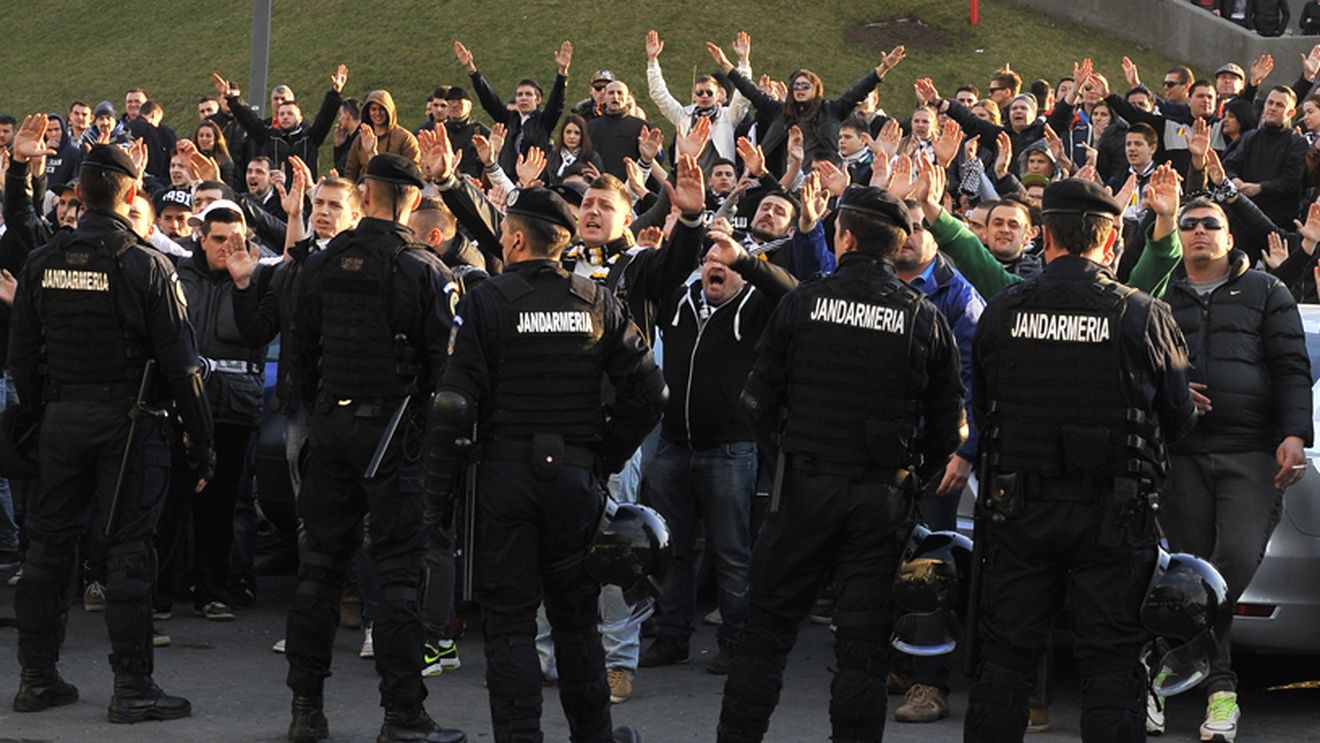 Se repetă trecutul sumbru la Cluj? Fanii lui "U" s-au răzvrătit la fel ca la retrogradarea din 2008. De ce sunt supărați fanii. INTERVIU | Vlad Munteanu: "Mai avem nevoie de 22 de puncte"