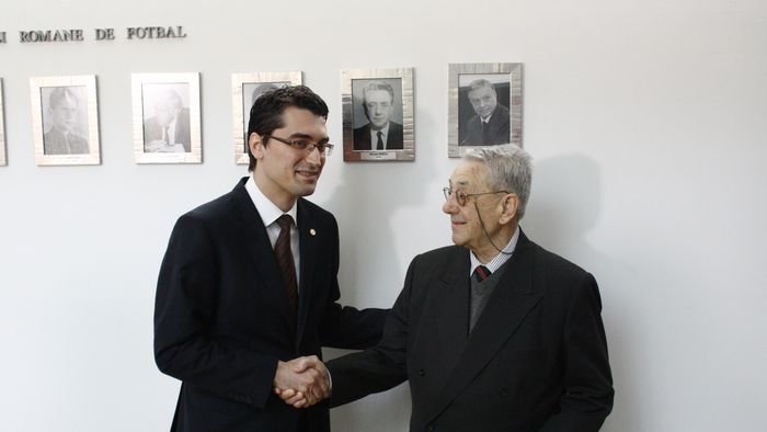VIDEO | Gestul lui Răzvan Burleanu față de Mircea Pascu, primul președinte al FRF după Revoluția din 1989: "Am ținut foarte mult să facem acest lucru". Istoricul alegerilor din august 1990