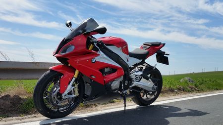 Un român primește o motocicletă BMW nouă, deși a comandat una second-hand. De ce a primit un upgrade gratuit