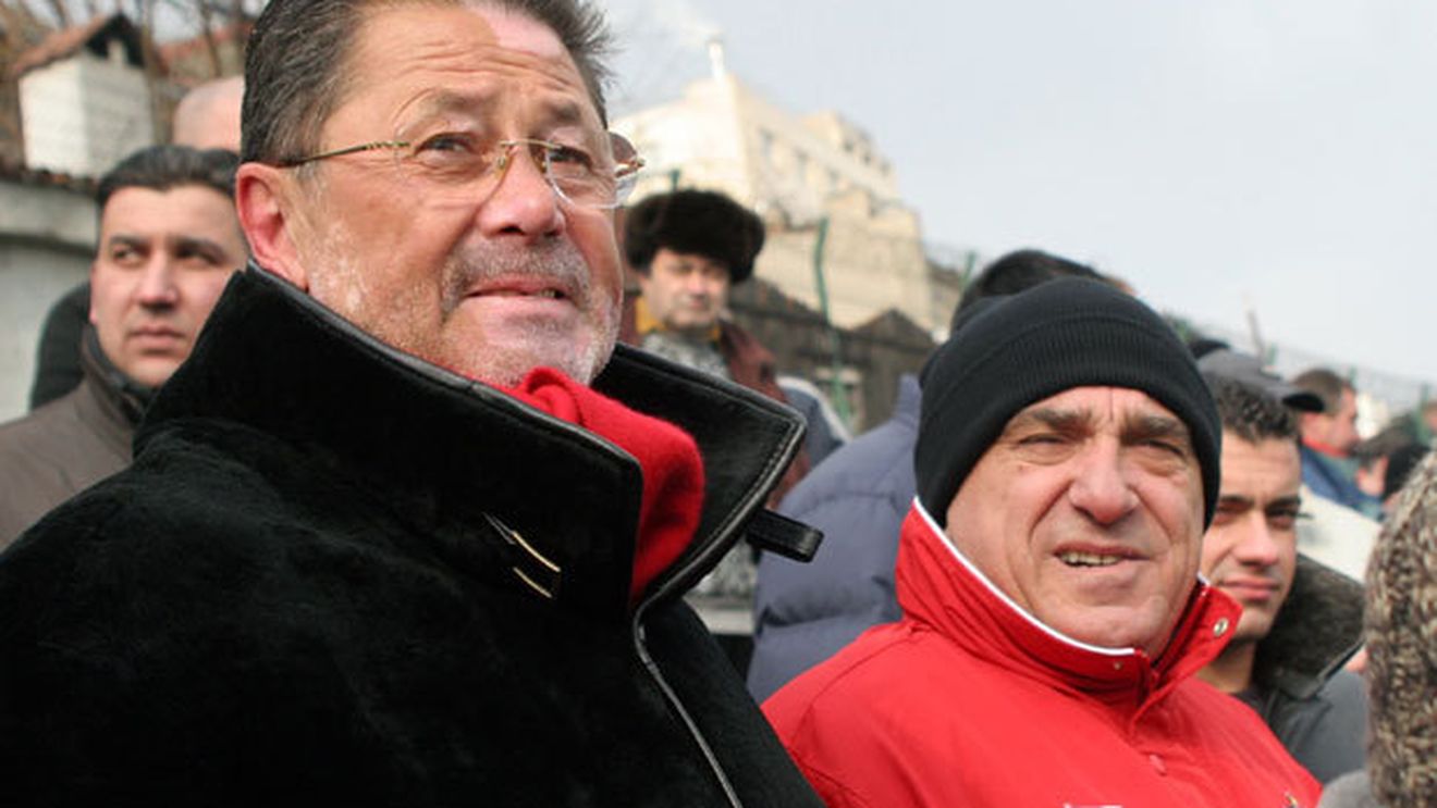 FOTO Galeria "câinilor" duce războiul cu Giovani în locul lui Cornel Dinu! Mesajul morbid al fanilor la adresa impresarului