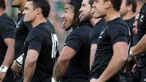 VIDEO INCREDIBIL** Trucaj sau talent? Te crucești când VEZI ce fac cu balonul oval!