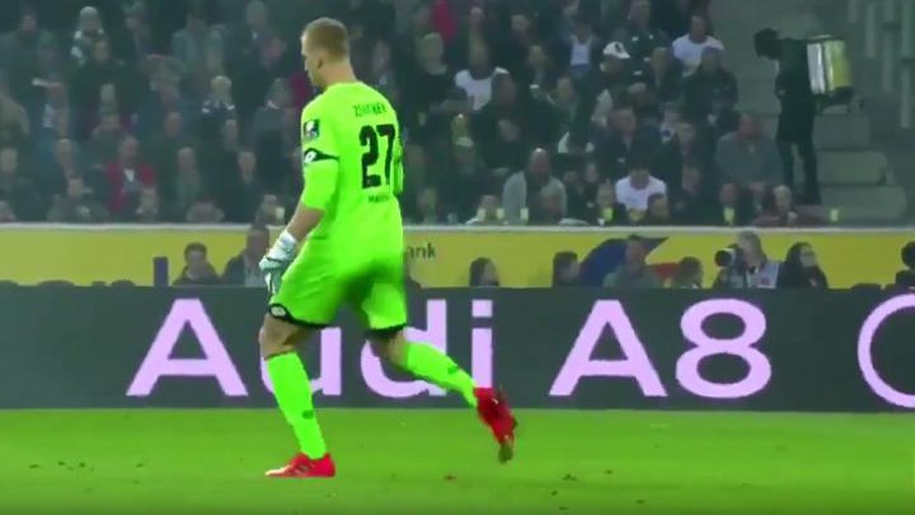 Fotbal imaginar :)) VIDEO | Portarul lui Mainz, colegul lui Maxim, a oferit o fază de cascadorii râsului! Colegii de pe bancă s-au prăpădit de râs