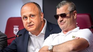 Dan Șucu i-a luat fotbalistul lui Nelu Varga de sub nas! Transferul cu care CFR Cluj putea să dea lovitura a ajuns la Rapid: ardelenii nu au putut semna actele atunci când patronul lor a suferit un atac cerebral!