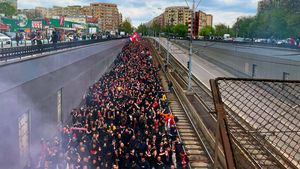 Mii de suporteri dinamoviști au plecat la pas spre Ghencea de la stația de metrou Petrache Poenaru! Imagini superbe înaintea derby-ului CSA Steaua - Dinamo | VIDEO