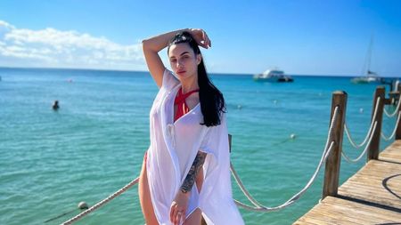 Gimnasta de la Survivor All Stars România, relație mult prea apropiată cu colegul ei de echipă, care e mai tânăr cu 8 ani ca ea! Vedetele de la PRO TV, bănuite că s-ar iubi în secret