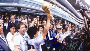 De luni, 6 finale de poveste pe www.prosport.ro!** Hagi: "Maradona nu putea fi oprit!"