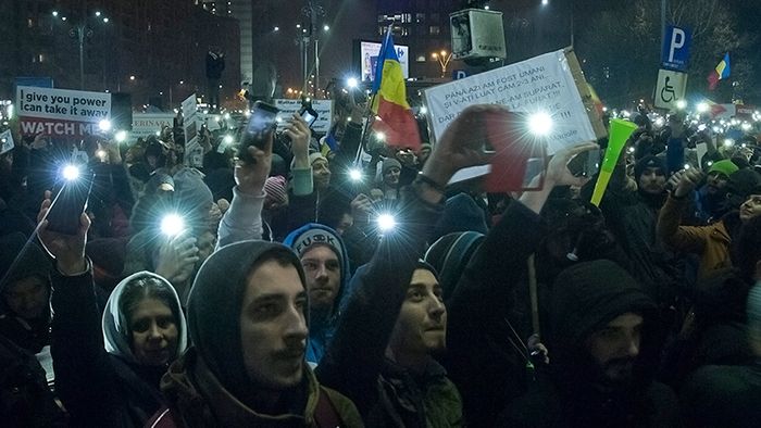 Un senator din SUA care se uita la Super Bowl a rămas mut de uimire când a văzut protestele din Piața Victoriei. Ce mesaje a postat pe Twitter