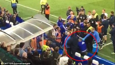 "Noaptea care a rușinat fotbalul!" VIDEO Momente oribile după Chelsea - Tottenham, meciul care a decis campioana în Anglia. Guus Hiddink, "aruncat" pe scări 