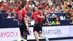 Lovitură cu adevărat colosală pregătită de Dinamo? Un fost jucător al Barcelonei părăsește brusc clubul pentru care a marcat peste 800 de goluri: „Acolo își va continua cariera!” De ce ar veni în România | SPECIAL