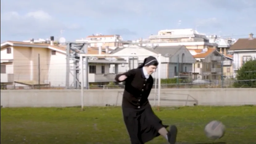 Povestea călugăriței care joacă fotbal în Italia. Măicuțele au binecuvântarea Papei Francisc
