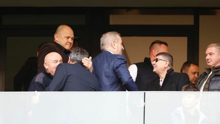 Vasile Dîncu și Florin Talpan, primire spectaculoasă în Ghencea! Fanii s-au înghesuit să se pozeze cu juristul CSA Steaua | VIDEO & FOTO