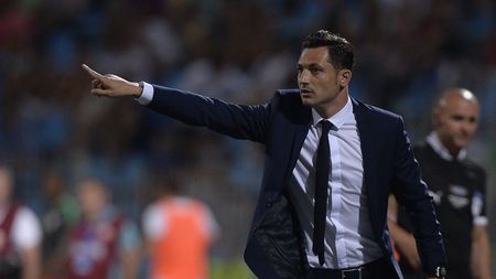 
Rădoi admite că Steaua e într-o situație grea: "Cu atitudinea de azi, e greu să te califici cu Trencin". Cum a comentat ratarea transferului lui Teixeira și ce spune despre jucătorii campioanei