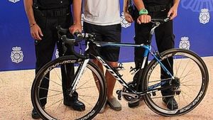 Incredibil! Această bicicletă în valoare de 12.000 de euro, furată în timpul Turului Spaniei, a fost găsită la vânzare într-un "second hand". Prețul ridicol de mic cerut pentru ea